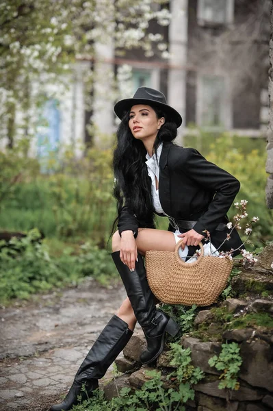 Woman Black Hat Jacket Woods Park Autumn — Φωτογραφία Αρχείου