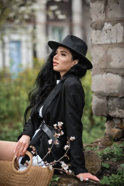 Beautiful Young Woman Black Dress Hat Posing Park — Stock fotografie