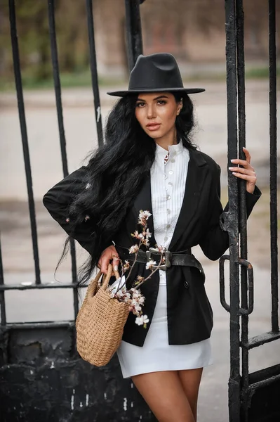 Beautiful Young Woman Hat Jacket Posing Park — Stock fotografie