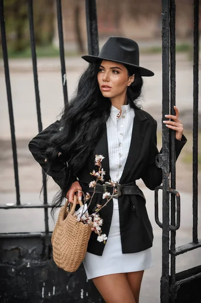 Beautiful Young Woman Black Dress Hat Posing Park — Φωτογραφία Αρχείου