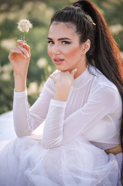 Piękna Panna Młoda Białej Sukience Bukietem Kwiatów — Zdjęcie stockowe