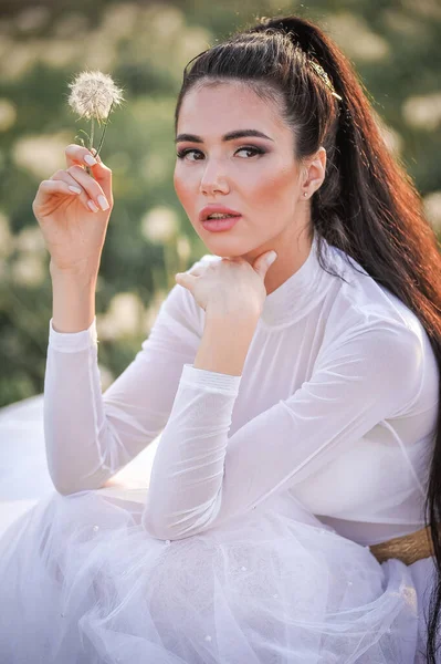 Beautiful Young Woman Long Hair White Dress Hat Posing Park — Stok fotoğraf