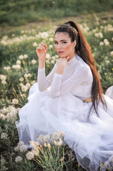 Όμορφη Νεαρή Γυναίκα Λευκό Φόρεμα Λουλούδια Στον Τομέα — Φωτογραφία Αρχείου