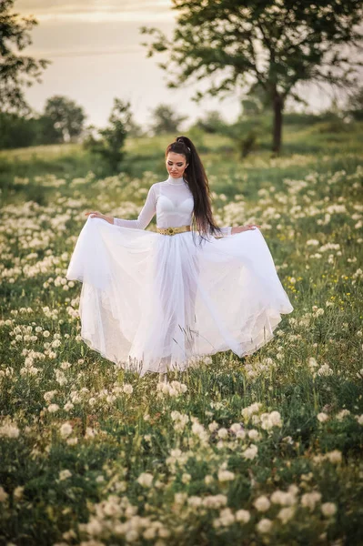 漂亮的新娘穿着白衣 头戴面纱在公园里 — 图库照片