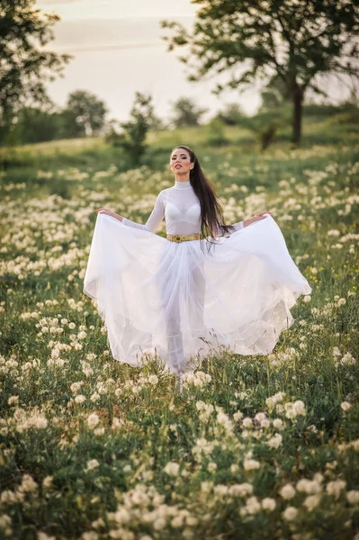 Parkta Poz Veren Beyaz Elbiseli Güzel Bir Kadın — Stok fotoğraf