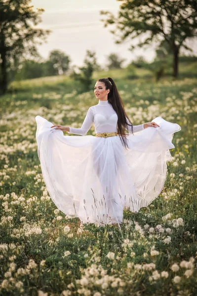 Piękna Panna Młoda Białej Sukience Pozowanie Parku — Zdjęcie stockowe