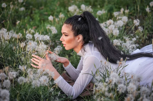 Parkta Elinde Bir Buket Çiçekle Güzel Bir Kadın — Stok fotoğraf