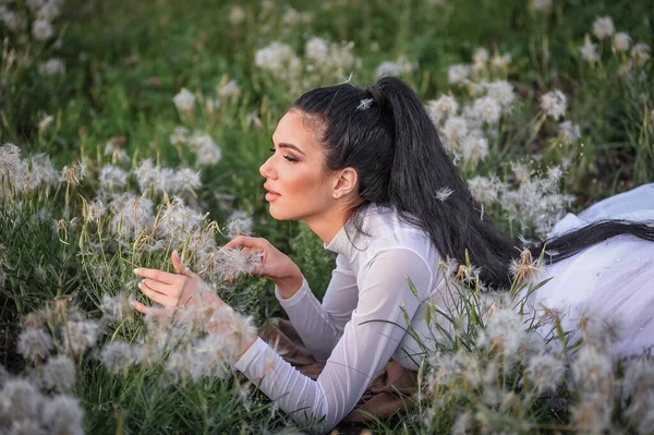Çiçek Tarlasında Güzel Genç Bir Kadın — Stok fotoğraf