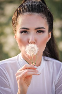 dışarıda genç bir kadın portresi