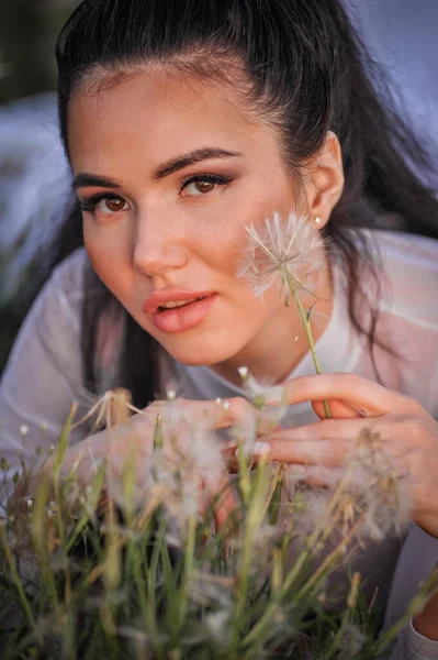 Vacker Ung Kvinna Med Blommor Fältet — Stockfoto