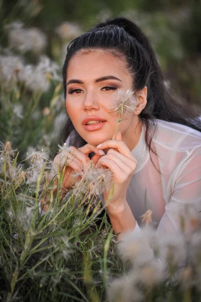 Красивая Молодая Женщина Белом Платье Венком Цветов — стоковое фото