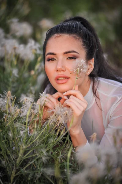 Vacker Ung Kvinna Vit Klänning Med Krans Blommor — Stockfoto