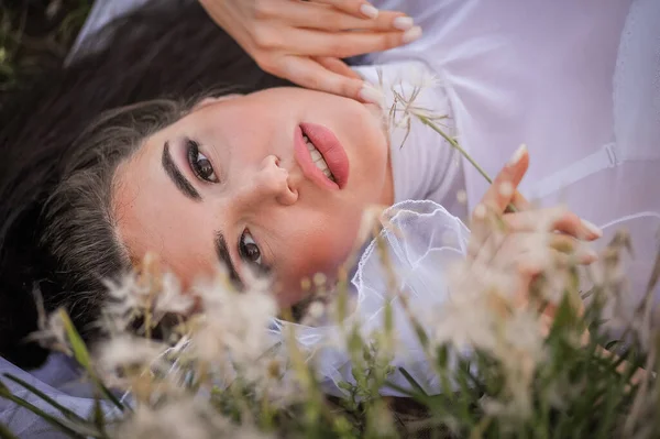 Beautiful Young Woman Lying Grass Field — Stok fotoğraf