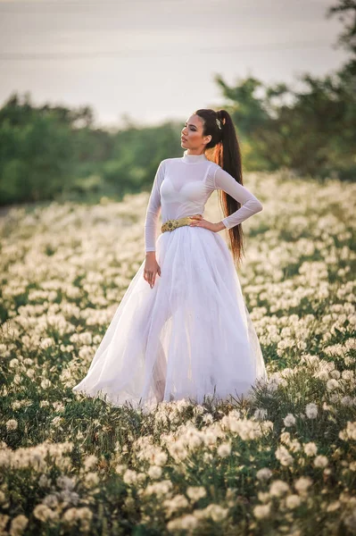 Bride White Shirt Hat Stands Path Spring Park — Stockfoto