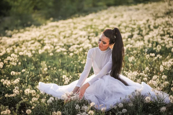 Beautiful Woman Wedding Dress Bouquet Green Grass — Stok fotoğraf