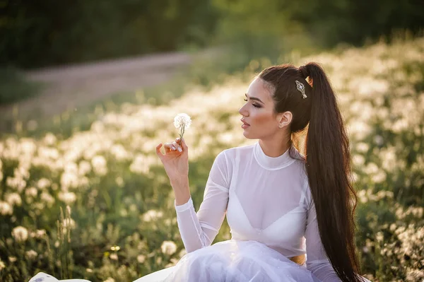 Young Woman Dandelion Seeds Field Spring Time Summer Evening White — Stok fotoğraf