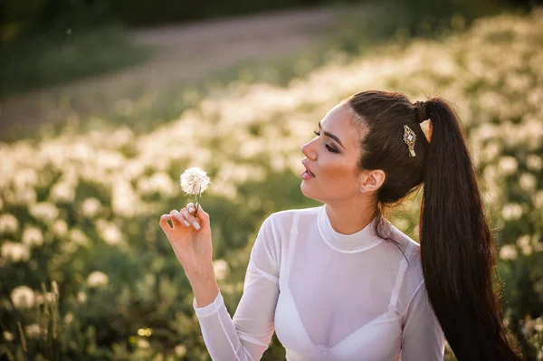 Beautiful Young Woman Grass Spring Field — Stockfoto