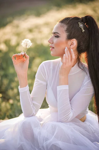 Çiçek Buketi Olan Güzel Genç Bir Kadın — Stok fotoğraf
