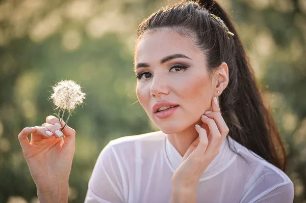 Beautiful Young Woman Dandelion — Stockfoto