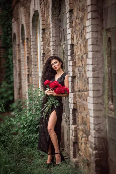 Kırmızı Elbiseli Güzel Bir Kadın Bir Buket Gül — Stok fotoğraf