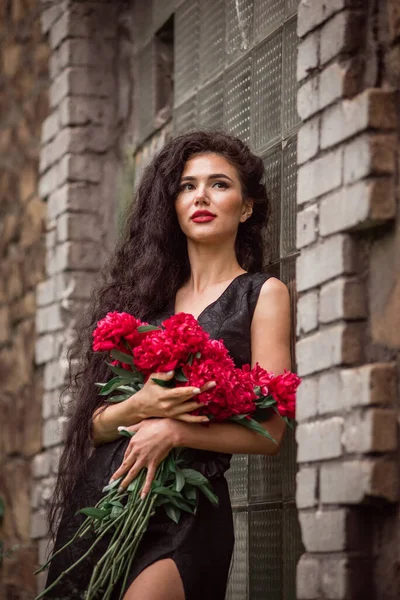 Красивая Молодая Женщина Красными Розами Саду — стоковое фото