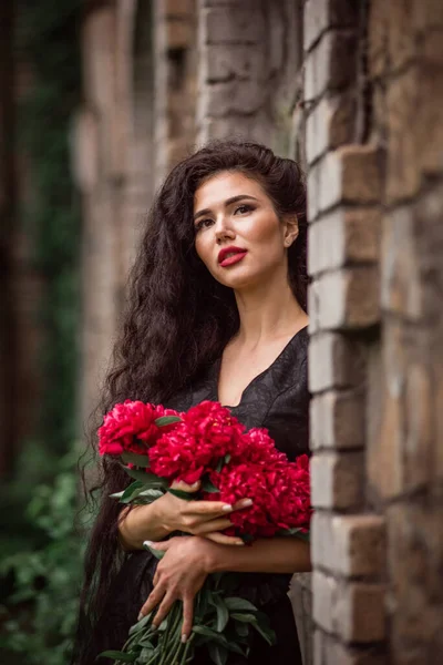Beautiful Young Woman Red Dress Bouquet Roses Park — Φωτογραφία Αρχείου