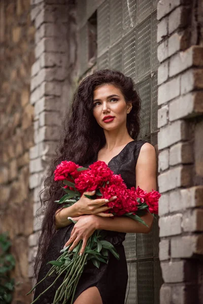 Beautiful Young Woman Red Roses Park — Stock Photo, Image