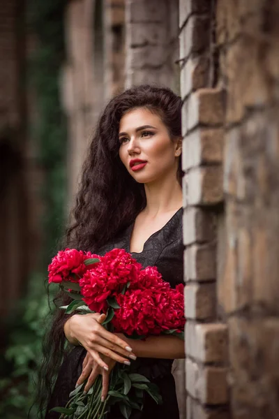 Beautiful Young Woman Red Dress Bouquet Roses Park — Stockfoto
