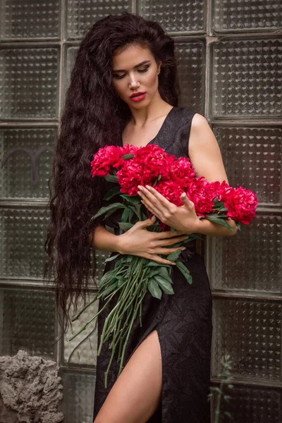 Beautiful Young Woman Long Curly Hair Black Dress Bouquet Roses — ストック写真