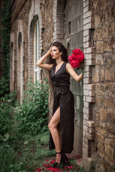 Beautiful Young Woman Gothic Style Dress Red Roses — Stockfoto