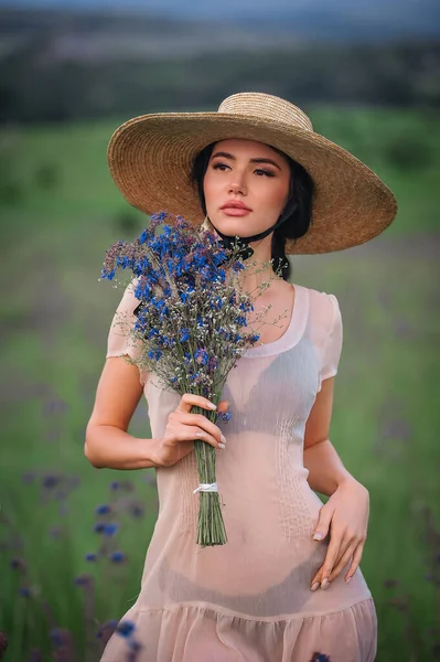Çiçek Tarlasında Güzel Bir Kız — Stok fotoğraf