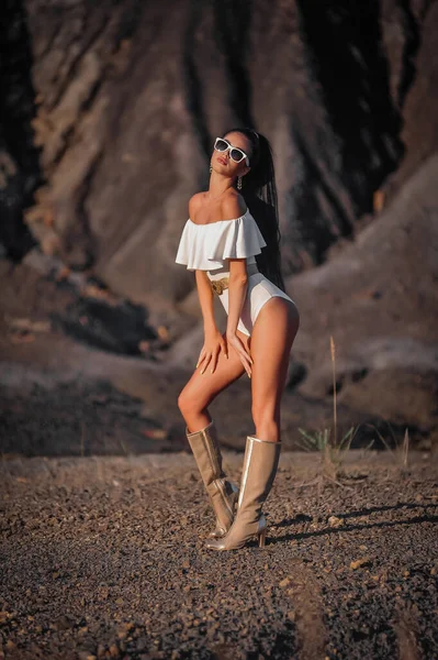 Beautiful Girl Swimsuit Sunglasses Posing Beach — Foto de Stock