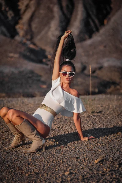 Beautiful Girl Swimsuit Sunglasses Posing Beach — Fotografia de Stock