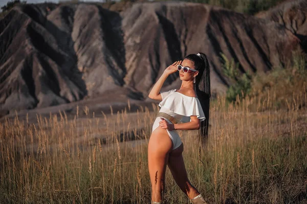 Menina Bonita Vestido Preto Chapéu Praia — Fotografia de Stock