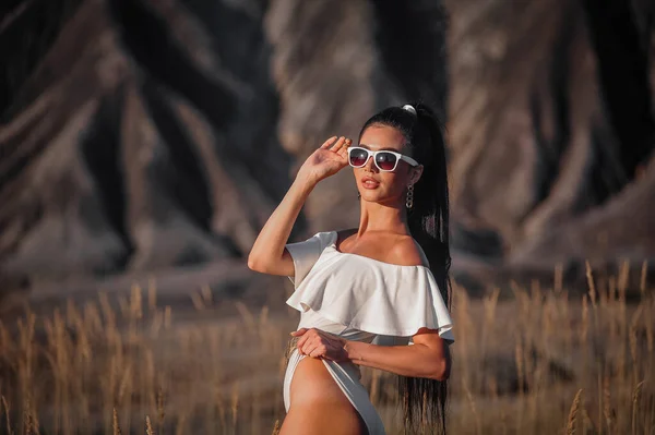 Bela Jovem Mulher Maiô Óculos Sol Praia — Fotografia de Stock