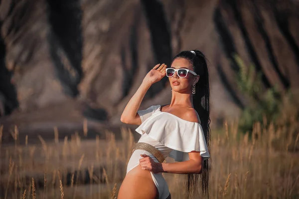 Beautiful Young Woman Dress Sunglasses Posing Beach — Stok fotoğraf
