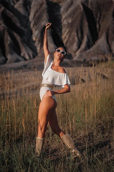 Menina Bonita Vestido Branco Chapéu Com Uma Mochila Praia — Fotografia de Stock