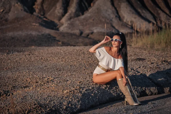 Young Woman Sunglasses Sitting Sand Beach — Stockfoto