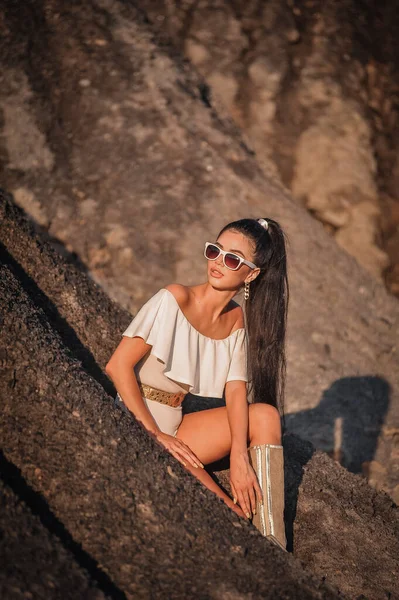 Güneş Gözlüklü Genç Bir Kadın Sahilde Poz Veriyor — Stok fotoğraf