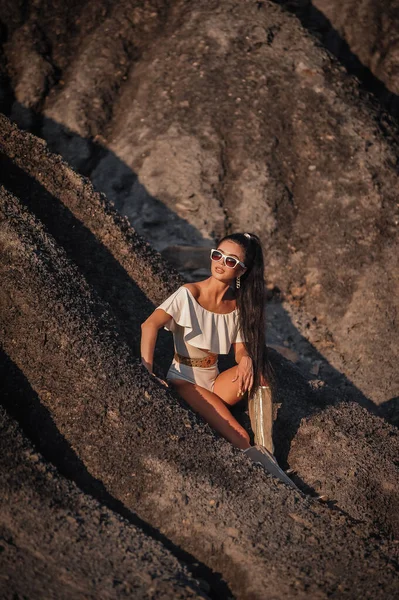 Молода Жінка Сонцезахисних Окулярах Рюкзаку Пляжі — стокове фото
