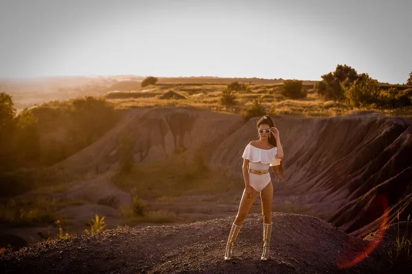 Jovem Mulher Vestido Preto Com Uma Mochila Praia — Fotografia de Stock