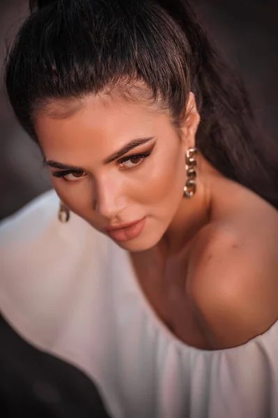 Bela Jovem Com Cabelo Longo Vestido Branco Fundo Quarto Escuro — Fotografia de Stock