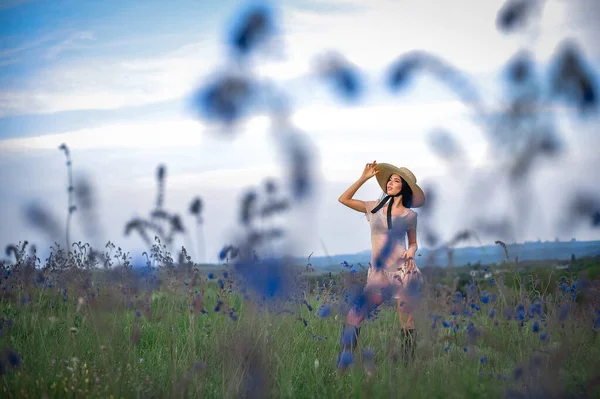 Çimlerin üzerinde güzel genç bir kadın.