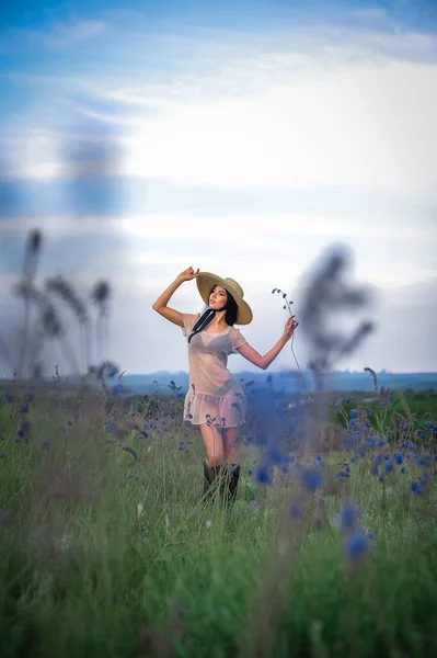 Tarlada Bir Buket Çiçekli Elbisesi Olan Genç Bir Kadın — Stok fotoğraf