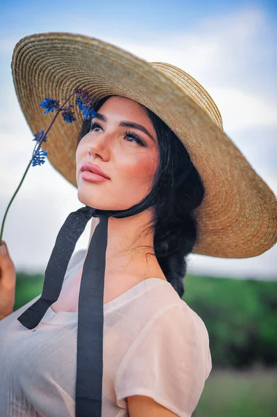 Çiçek Tarlasında Şapkalı Pipet Elbiseli Güzel Bir Kadın — Stok fotoğraf