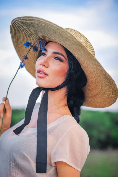 Şapkalı Güzel Bir Kadın Saman Bir Elbise — Stok fotoğraf