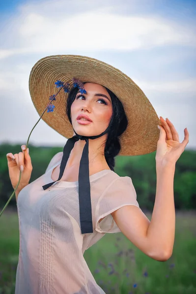 Beautiful Young Woman Hat Straw Dress Field Sunflowers — Zdjęcie stockowe