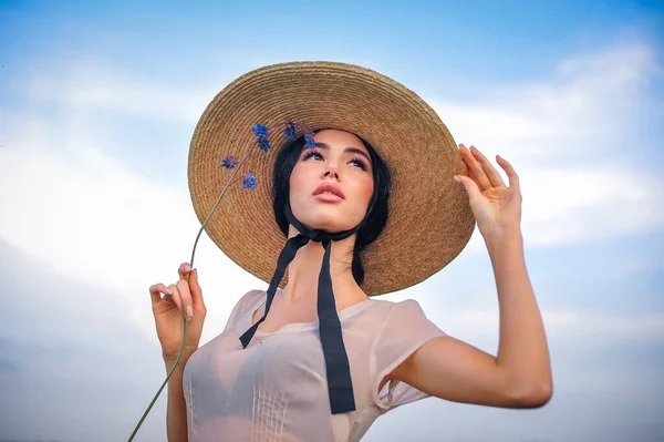 Beautiful Young Woman Straw Hat Sunglasses Posing Beach — Stockfoto