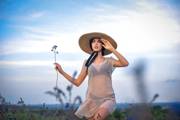 Young Beautiful Woman Hat Dress Bouquet Flowers Field —  Fotos de Stock