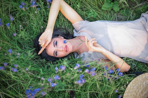 Beautiful Young Woman Lying Grass Field — Stock Photo, Image